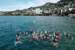 Bénévoles dans le lac à la fin du Montreux Trail Festival